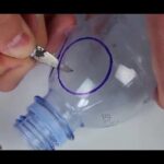 Manos recortando una botella de plástico marcada con un círculo con un cutter; ¿De dónde es Lupa? Descubre su origen y curiosidades fascinantes