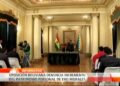Sala de prensa con banderas y periodistas en rueda de prensa sobre El patrimonio de Evo Morales: secretos y cifras sorprendentes