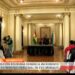Sala de prensa con banderas y periodistas en rueda de prensa sobre El patrimonio de Evo Morales: secretos y cifras sorprendentes