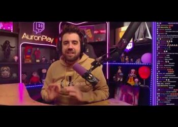 Creador de contenido en directo frente a micrófono profesional, con auriculares y ambientación de estudio con luces LED moradas.