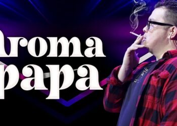 Comediante en escenario fumando junto al texto 'aroma a papa' y La familia del comediante: secretos y anécdotas reveladoras
