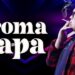 Comediante en escenario fumando junto al texto 'aroma a papa' y La familia del comediante: secretos y anécdotas reveladoras