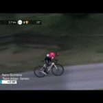 Ciclista en contrarreloj con maillot rojo y casco, El sorprendente sueldo de este ciclista que no te esperabas