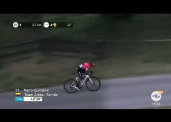 Ciclista en contrarreloj con maillot rojo y casco, El sorprendente sueldo de este ciclista que no te esperabas