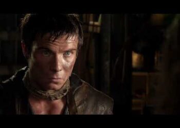 Hombre con mirada intensa, rostro sucio y ropa desgastada en interior sombrío — Hijos de Ned Stark: Descubre sus historias y secretos ocultos.