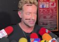 Las parejas de Gabriel Soto: amor, desamor y secretos revelados 14 Hombre siendo entrevistado por varios micrófonos en una rueda de prensa, imagen que sugiere declaraciones sobre parejas y rumores.