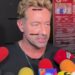 Las parejas de Gabriel Soto: amor, desamor y secretos revelados 25 Hombre siendo entrevistado por varios micrófonos en una rueda de prensa, imagen que sugiere declaraciones sobre parejas y rumores.