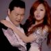 Hombre con traje brillante abrazando a mujer con vestido de lentejuelas en pose de videoclip: ¿Qué fue de PSY? La sorprendente vida del creador de Gangnam Style