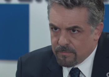 Hombre de mediana edad con mirada intensa, traje y corbata en un primer plano, Los momentos imperdibles de los Daytime Emmys 2025: las lágrimas de Lisa Yamada, el poderoso discurso de Nancy Lee Grahn y mucho más que te sorprenderá