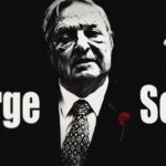 Retrato en blanco y negro de un hombre mayor con traje y corbata, una rosa roja en la solapa y una mano que manipula hilos como marioneta, evocando El asombroso patrimonio: secretos y cifras reveladoras