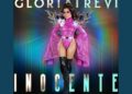 Cuántos hijos tiene Gloria Trevi: descubre su historia familiar en un póster que muestra a la cantante con traje rosa brillante, capa amplia y botas altas delante de un fondo multicolor