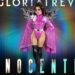 Cuántos hijos tiene Gloria Trevi: descubre su historia familiar en un póster que muestra a la cantante con traje rosa brillante, capa amplia y botas altas delante de un fondo multicolor