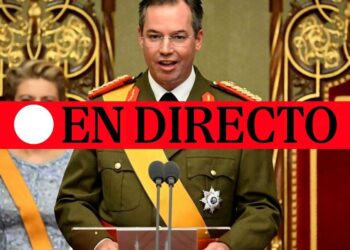 La sorprendente decisión del Gran Duque de Luxemburgo que cambiará la monarquía para siempre: un representante de la realeza con uniforme y banda real pronuncia un discurso frente a un trono ornamentado.