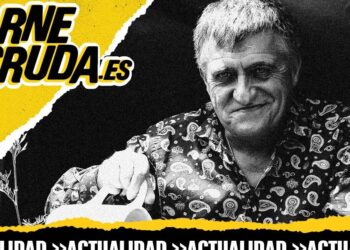 Retrato en blanco y negro de un hombre mayor con camisa estampada sosteniendo una taza, sobre fondo oscuro y diseño gráfico amarillo con el logotipo 'CARNE CRUDA'.