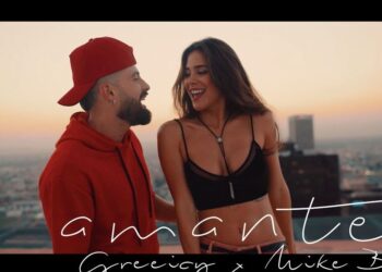 Descubre la lujosa casa de esta pareja de artistas en Bogotá con terraza panorámica y estilo moderno al atardecer.