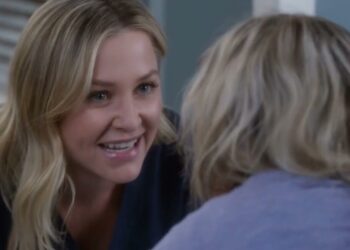 Parejas de Grey’s Anatomy: el amor detrás de las cámaras en un momento íntimo entre dos mujeres sonrientes en un entorno hospitalario