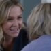Parejas de Grey's Anatomy: el amor detrás de las cámaras 14 Parejas de Grey’s Anatomy: el amor detrás de las cámaras en un momento íntimo entre dos mujeres sonrientes en un entorno hospitalario