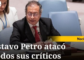 Hombre con traje y corbata hablando en una sesión oficial con rótulo de noticia y logo de emisora visibles