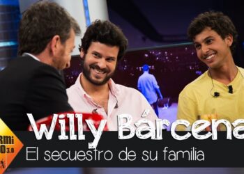 Tres hombres sonrientes en un plató de televisión con micrófonos y sobreimpresiones de texto, Cuántos hijos tiene Luis Bárcenas: descubre su familia y secretos