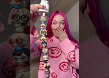 Persona con cabello rosa sosteniendo una torre de figuritas de Harry Potter y mostrando sorpresa; ¿Cuánto dinero tiene Harry Potter? Descubre su increíble fortuna