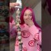 Persona con cabello rosa sosteniendo una torre de figuritas de Harry Potter y mostrando sorpresa; ¿Cuánto dinero tiene Harry Potter? Descubre su increíble fortuna