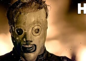 Figura enmascarada en primer plano entre llamas y humo — Metallica: descubre de dónde es la legendaria banda de metal