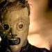 Figura enmascarada en primer plano entre llamas y humo — Metallica: descubre de dónde es la legendaria banda de metal