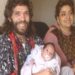 Camarón de la Isla: descubre cuántos hijos tuvo y su legado familiar 17 Camarón de la Isla: descubre cuántos hijos tuvo y su legado familiar, imagen de una pareja sonriente sosteniendo a un bebé en un sofá