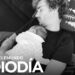 Padre dormido con su bebé sobre el pecho en un instante íntimo y familiar, Los hijos de Griezmann: curiosidades y momentos entrañables
