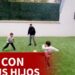 Padre y tres niños jugando al fútbol sobre césped en un patio con dos porterías y una canasta; Cuántos hijos tiene Messi: descubre la familia del astro argentino
