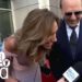 Mujer sonriente inclinada hacia un niño en alfombra roja junto a otros niños, Cuántos hijos tiene Thalía: descubre la dulce familia de la estrella.