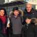 Grupo familiar de seis personas sonriendo al aire libre con abrigos, hijos zidane