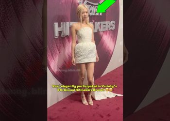 Descubre quiénes brillarán en el brunch de hitmakers de Variety 2025: Sabrina Carpenter, Addison Rae, Madison Beer y más sorpresas que no te puedes perder, mujer rubia posa en alfombra roja con vestido blanco frente al logo 'Hitmakers' y fondo vinílico rosa.