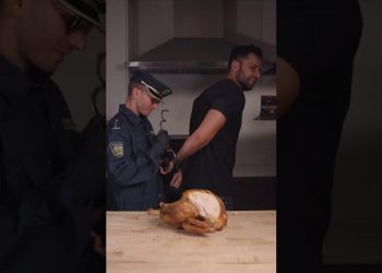 No podrás creer lo que promete este impactante thriller criminal con un elenco de estrellas tras su nuevo tráiler: oficial esposando a un hombre junto a un pavo asado en una cocina