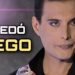 Primer plano de un cantante con maquillaje dramático y el texto 'QUEDÓ CIEGO' en estilo de miniatura promocional.