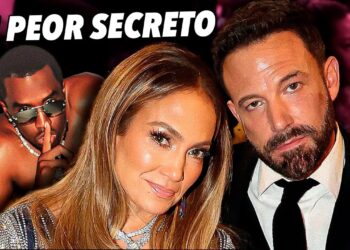 Primer plano de una pareja elegante en un evento con otra figura en el fondo y el texto 'SU PEOR SECRETO', sugiriendo secretos y lazos familiares.