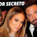 Primer plano de una pareja elegante en un evento con otra figura en el fondo y el texto 'SU PEOR SECRETO', sugiriendo secretos y lazos familiares.