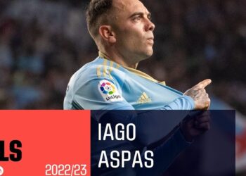 Futbolista con camiseta celeste celebrando un gol en LaLiga, gesto triunfal en un estadio