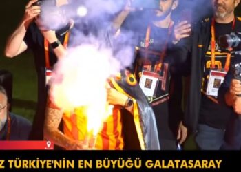 Aficionados y prensa rodean a un jugador con bengala durante la presentación del Galatasaray; Sueldo de Mauro Icardi en Galatasaray: cifras que sorprenden