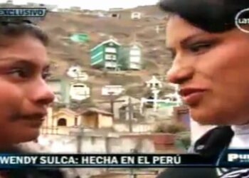 Entrevista televisiva en exteriores con dos mujeres y un rótulo que destaca a una cantante peruana