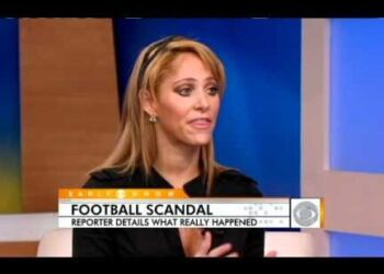 Mujer presentadora en un set de televisión con rótulo 'FOOTBALL SCANDAL', sin posibilidad de identificar a la persona.