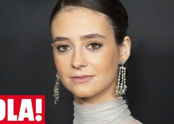 Dónde vive la infanta Elena: descubre su lujoso hogar en Madrid, retrato de mujer joven con pendientes largos y fondo oscuro