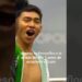Hombre joven con bata verde entrando al ring y texto superpuesto que pregunta ¿Cuánto dinero tiene Fernanfloo? Descubre su impresionante fortuna