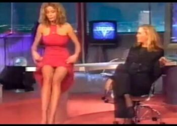 Presentadora en plató con vestido rojo y otra sentada en silla, ¿Qué fue de Inma del Moral? La vida oculta de una estrella de TV