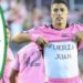 Jugador con camiseta rosa mostrando mensaje 'FUERZA JUAN' en plena celebración — Dónde trabaja Messi: descubre su nueva vida en el Inter Miami
