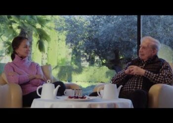 Dos personas mayores conversando en un salón luminoso mientras comparten una taza de té, Los hijos de Isabel Preysler: secretos y curiosidades reveladas