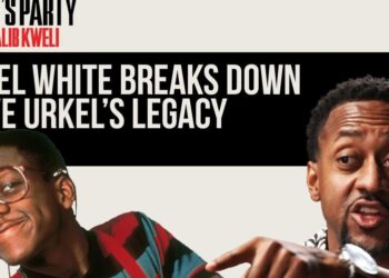 ¿Qué fue de Steve Urkel? La sorprendente vida de Jaleel White muestra al icónico personaje con gafas grandes y a un entrevistado adulto analizando su legado.