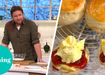Presentador de cocina en un set televisivo junto a bollos con crema y mermelada, sugiriendo un anuncio sobre nueva pareja y un cambio sorprendente