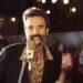 Cantante principal frente a un micrófono rodeado de músicos en un ambiente de estudio íntimo, Jarabe de Palo: descubre sus raíces y legado musical en España.