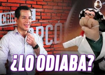 Presentador deportivo frente a un decorado de ladrillo y un muñeco de mano en el set con el titular '¿LO ODIABA?': descubre su nuevo trabajo en ESPN y su impacto